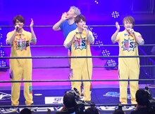 DISH//の背後で「MASAKI!」とコールする男色ディーノ（奥）。