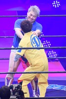 RYUJI（手前）を捕まえる男色ディーノ（奥）。