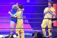 RYUJI（中央）にリップロックをお見舞いする男色ディーノ（左）。