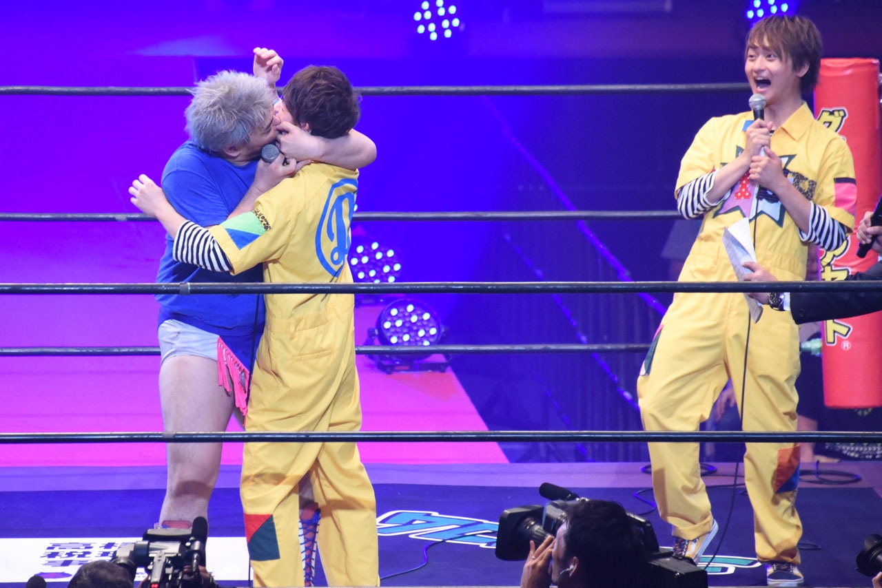 RYUJI（中央）にリップロックをお見舞いする男色ディーノ（左）。