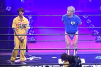 MASAKI（左）をロックオンする男色ディーノ（右）。