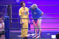 MASAKI（左）に詰め寄る男色ディーノ（右）。