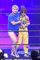 To-i（右）を捕まえた男色ディーノ（左）。