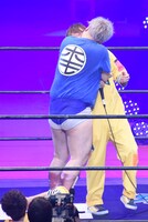 To-i（右）にリップロックをお見舞いする男色ディーノ（左）。