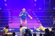 「これがDDTですよ！」とDISH//に言い放つ男色ディーノ（奥）。