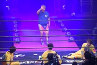 意気揚々とリングを去る男色ディーノ（奥）。