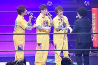 司会者（右）に詰め寄るDISH//。