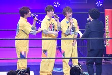 司会者（右）に詰め寄るDISH//。