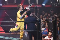 Tシャツバズーカを撃つTo-i。