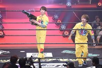 Tシャツバズーカを撃つRYUJI（中央）。