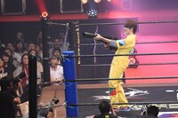 Tシャツバズーカを撃つMASAKI。