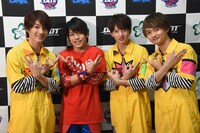 DISH//と勝俣瞬馬選手（左から2番目）。