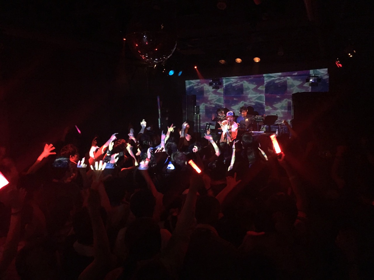 Ryu☆、Xceon、Mayumi Morinagaのパフォーマンスの様子。