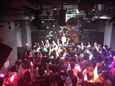 Ryu☆、Xceon、Mayumi Morinagaのパフォーマンスの様子。