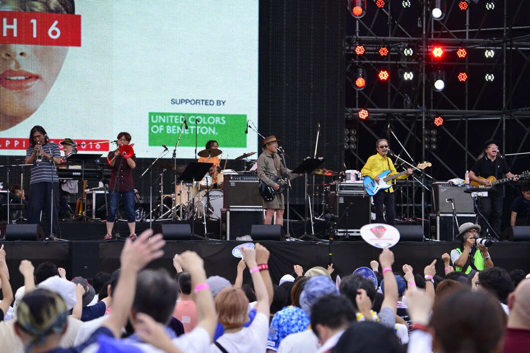 「WORLD HAPPINESS 2016 夢の島 THE LAST」に出演したムーンライダーズ。（Photo by TEAM LIGHTSOME）