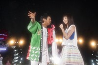 人気画像6位は「『本当に来ていただけるとは！』いきものがかり海老名公演に明石家さんま」より、左から明石家さんま、吉岡聖恵（Vo）。