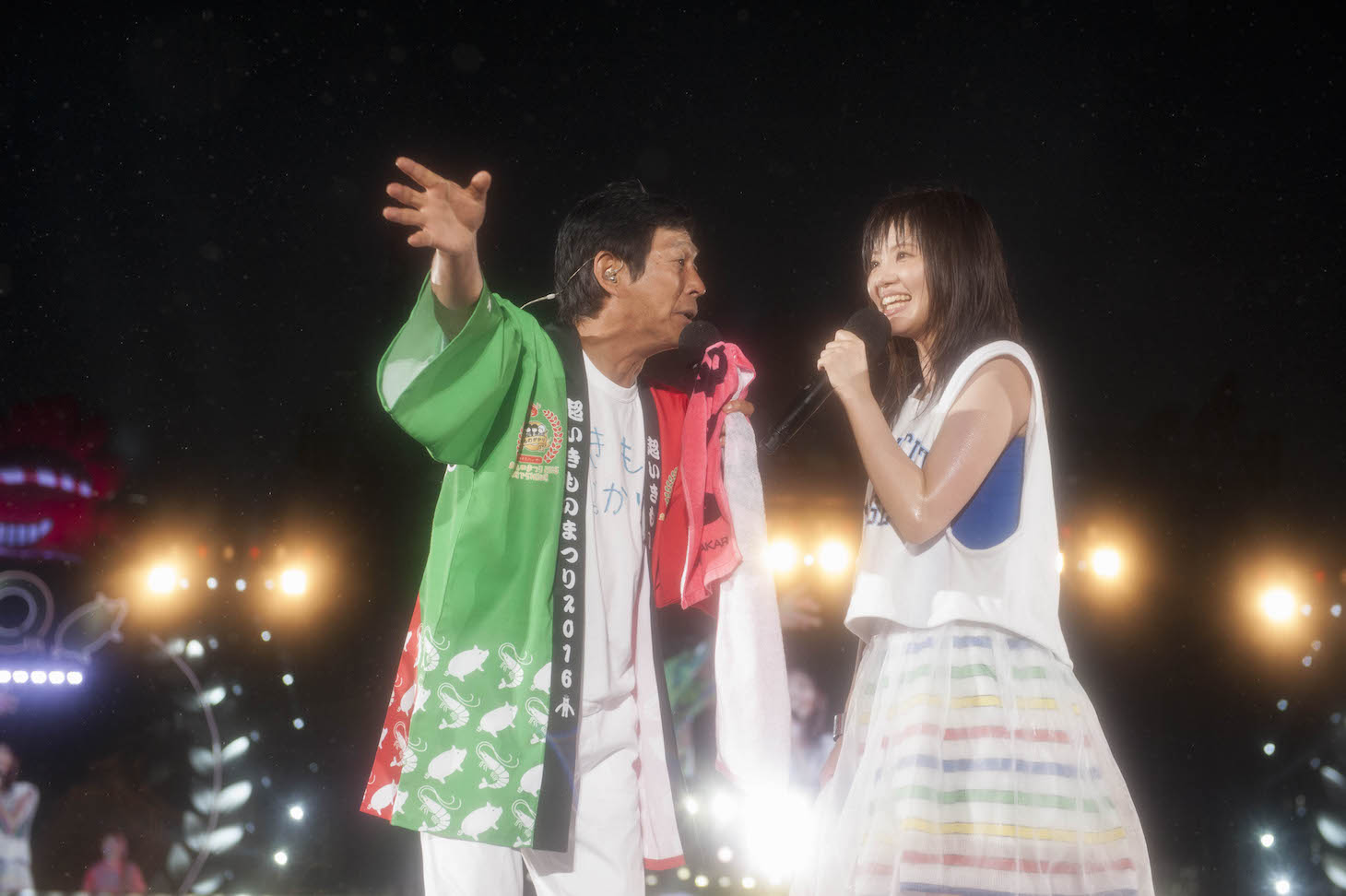 左から明石家さんま、吉岡聖恵（Vo）。
