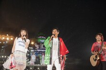 左から吉岡聖恵（Vo）、明石家さんま、山下穂尊（G, Harmonica）。