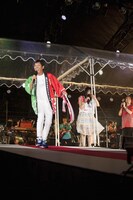 いきものがかりのステージに登場する明石家さんま（左）。