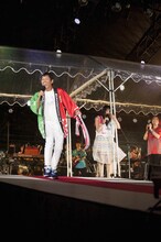 いきものがかりのステージに登場する明石家さんま（左）。