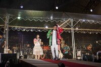 いきものがかりのステージに登場する明石家さんま（中央）。