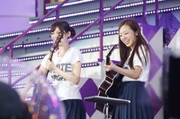 左から松村沙友理、川村真洋。（写真提供：ソニー・ミュージックレコーズ）