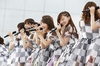 「"真夏の全国ツアー2016"～4th Year Birthday Live～」初日公演の様子。（写真提供：ソニー・ミュージックレコーズ）