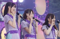 人気画像10位は「乃木坂46、明治神宮球場公演3DAYS開幕！桜井玲香も復帰」より、左から生田絵梨花、生駒里奈、星野みなみ。（写真提供：ソニー・ミュージックレコーズ）