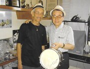 左からオズワルディーニョ・ダ・クイッカ、坂尾英矩氏。