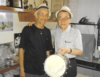 左からオズワルディーニョ・ダ・クイッカ、坂尾英矩氏。