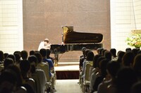 まらしぃ「Anison Piano2～marasy animation songs cover on piano～」の発売記念イベントの様子。