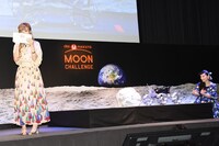 ローバーを操作する神田沙也加（左）と、ナビをする篠原ともえ（右）。