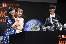 楽曲提供依頼を山口一郎（右）に快諾され、大喜びする（左から）篠原ともえ、神田沙也加。