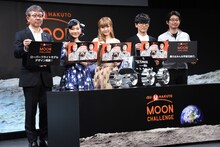 左から山田隆章KDDI株式会社 コミュニケーション本部長、篠原ともえ、神田沙也加、山口一郎、袴田武史HAKUTO代表。