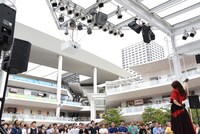 篠崎愛「口の悪い女」発売記念イベントの様子。