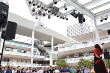 篠崎愛「口の悪い女」発売記念イベントの様子。