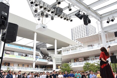 篠崎愛「口の悪い女」発売記念イベントの様子。