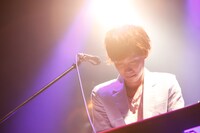 吉田理幹（Piano, Vo）（撮影：小財梨佐）