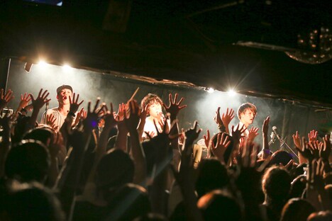 Brian the Sun「Brian the Sun×KINOTO 15th ANNIV.！」東京・渋谷club乙-kinoto-公演の様子。（写真提供：EPICレコードジャパン）