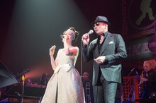 「CRAZY KEN BAND TOUR “香港的士 2016”」初日公演の様子。デュエットする野宮真貴（左）と横山剣（右）。［撮影：本多亨光 （ダブルジョイレコーズ）］