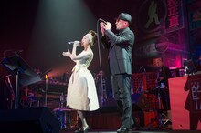 「CRAZY KEN BAND TOUR “香港的士 2016”」初日公演の様子。デュエットする野宮真貴（左）と横山剣（右）。［撮影：本多亨光 （ダブルジョイレコーズ）］