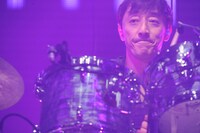 﨑山龍男（Dr）（撮影：内藤順司）