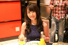 「愛媛県産あかね牛ネックのプロバンス風煮こごりジュレ」にナイフを入れる水樹奈々。