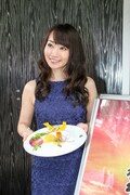 「愛媛県産あかね牛ネックのプロバンス風煮こごりジュレ」を手にした水樹奈々。