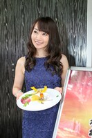 「愛媛県産あかね牛ネックのプロバンス風煮こごりジュレ」を手にした水樹奈々。