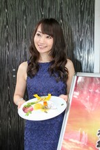 「愛媛県産あかね牛ネックのプロバンス風煮こごりジュレ」を手にした水樹奈々。