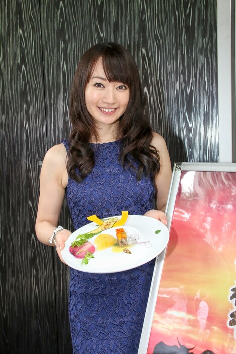 「愛媛県産あかね牛ネックのプロバンス風煮こごりジュレ」を手にした水樹奈々。