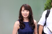 囲み取材を受ける水樹奈々。