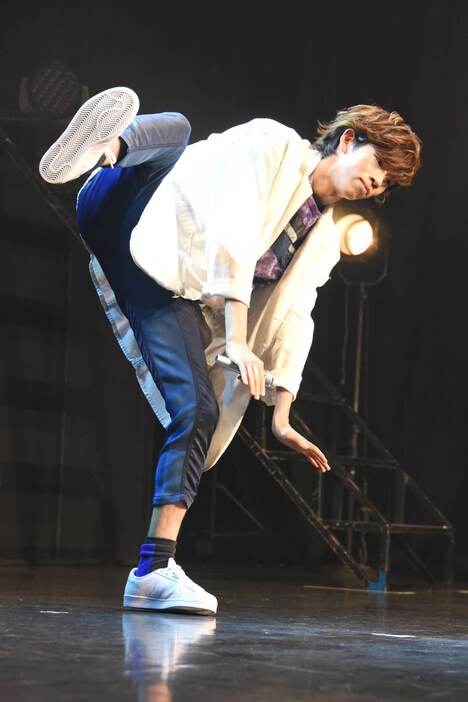 愛犬・ティアラのモノマネをするリョウガ。