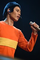 ジャイアンに扮してリサイタルを行うカイ。